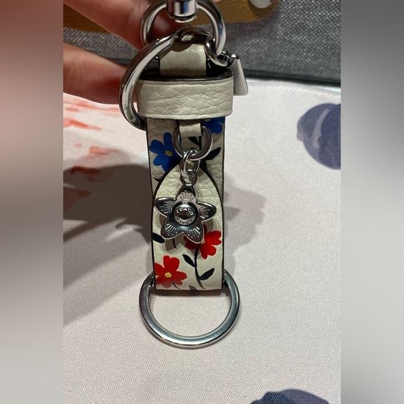 Nwot Coach Floral Printed Pebbled Leather Key Fob/ Charm Dust Bag Included - Picture 3 of 6